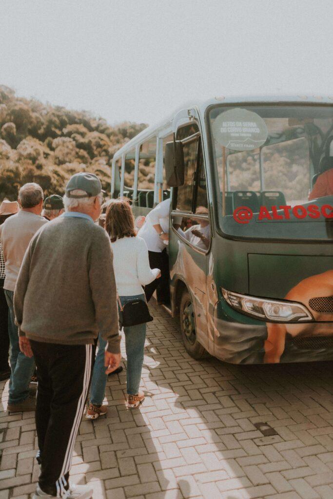 autocar subiendo grupo de pasajeros de una excursion (1)