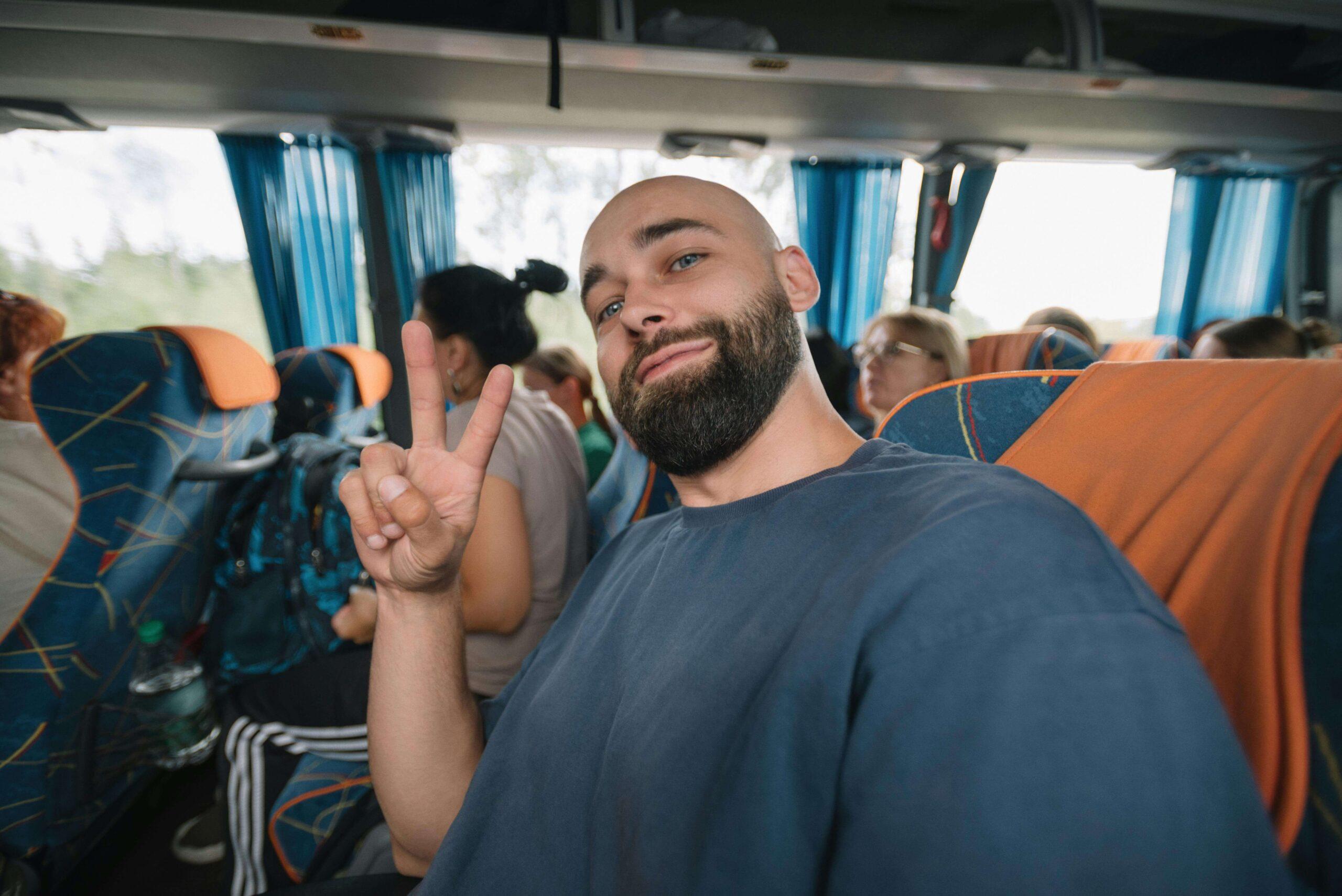 pasajero satisfecho de un grupo en traslado con autocar