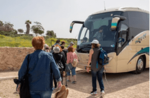 pasajeros subiendo autocar en excursion