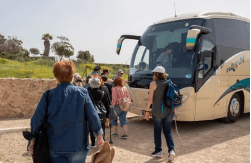 pasajeros subiendo autocar en excursion