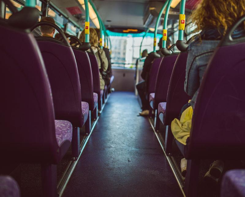 Interior bus con gente