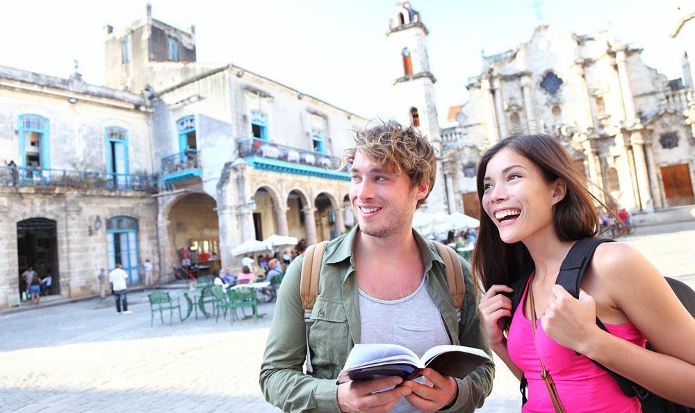 pareja haciendo turismo