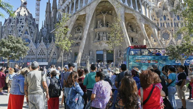 turistas en la sagrada familia de barcelona