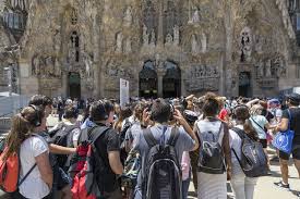 turistas en sagrada familia barcelona